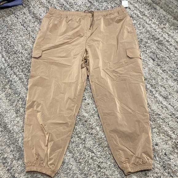 Nwt Good American Shine Boyfriend Cargo Pant in putty, size 6(3X) - Picture 15 of 16